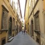 wir befinden uns nun in der historischen Altstadt von Lucca, auf der Via San Paolino