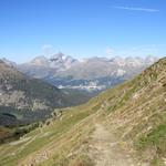 Blick zurück zur Alp Languard. Dahinter erkennen wir St.Moritz mit dem Lej da San Murezzan und der Piz Julier