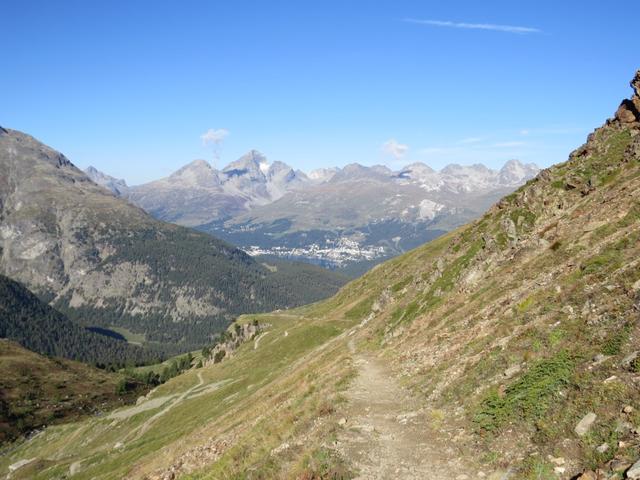 Blick zurück zur Alp Languard. Dahinter erkennen wir St.Moritz mit dem Lej da San Murezzan und der Piz Julier