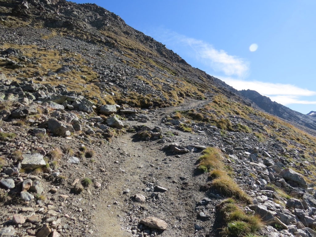 wir halten uns links und folgen weiterhin dem Weg Richtung Piz Languard