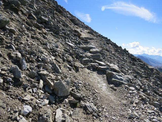 der Bergweg windet sich weiter in die Höhe