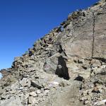 von der Hütte führt der Bergpfad zunächst links steil durch die Felsen