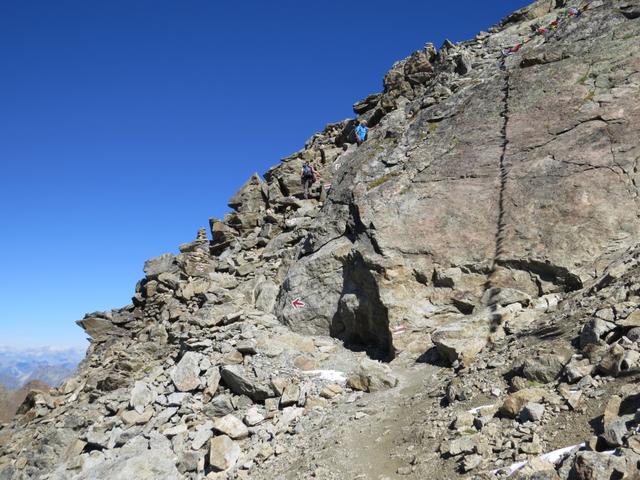 von der Hütte führt der Bergpfad zunächst links steil durch die Felsen