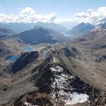 Blick zum Lej da Prüna und Lej da Pischa. Rechts der Lej Languard. Ganz am Horizont erkennt man den Lago Bianco