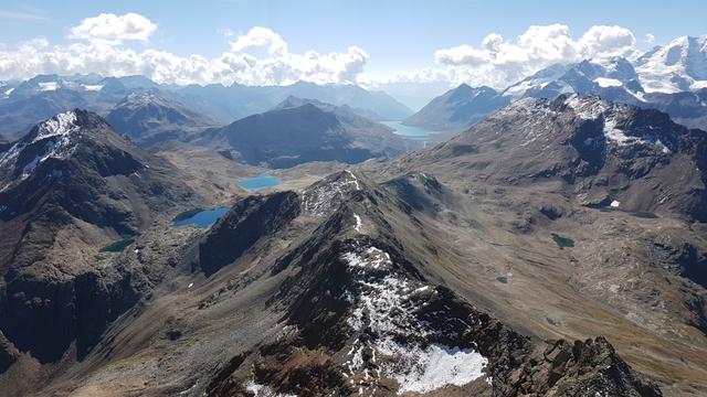 Blick zum Lej da Prüna und Lej da Pischa. Rechts der Lej Languard. Ganz am Horizont erkennt man den Lago Bianco