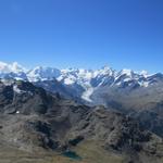 aufgereiht wie eine Perlenschnur glitzern die Eisgiganten der Bernina-Gruppe in der Sonne