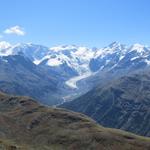 wir bestaunen das Bernina-Massiv mit Morteratsch Gletscher. Davor ganz klein auf dem Bergrücken, die Chamanna Paradis