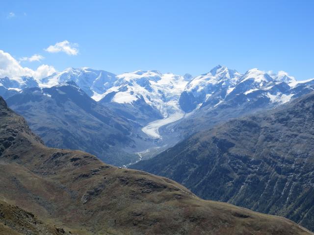 wir bestaunen das Bernina-Massiv mit Morteratsch Gletscher. Davor ganz klein auf dem Bergrücken, die Chamanna Paradis