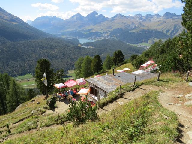 ...mit Bergrestaurant. Hier könnte man auf direktem Weg hinunter nach Pontresina absteigen