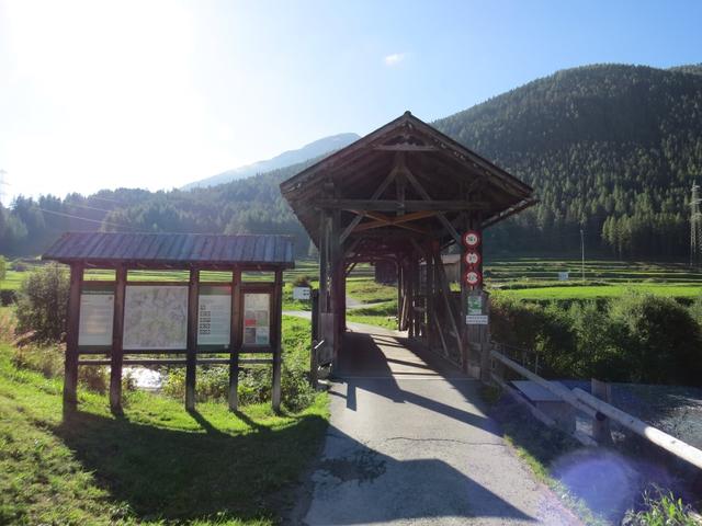 über die alte Holzbrücke überqueren wir den Spöl, biegen nach der Holzbrücke links ab...