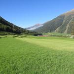 Blick über die Terrassenhänge bei Zernez ins Oberengadin