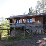 ...bei diesem traumhaft gelegenen Blockhaus, legen wir eine kleine Rast ein...