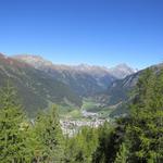 ...und geniessen die prachtvolle Aussicht auf Zernez. Am Horizont ist der Piz Linard ersichtlich