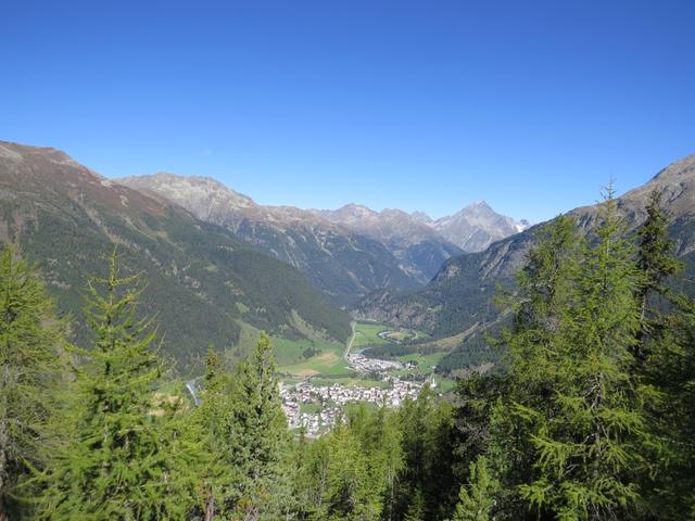 ...und geniessen die prachtvolle Aussicht auf Zernez. Am Horizont ist der Piz Linard ersichtlich