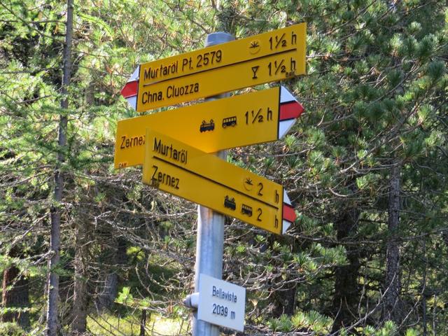 nach links würde der Wanderweg zur Chamanna Cluozza führen. Unser Weg führt uns nach rechts hinauf zum Murtaröl