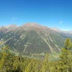 Tiefblick ins Inntal und Oberengadin. Links geht es Richtung St.Moritz. Rechts ist Zernez ersichtlich