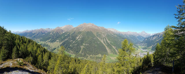Tiefblick ins Inntal und Oberengadin. Links geht es Richtung St.Moritz. Rechts ist Zernez ersichtlich