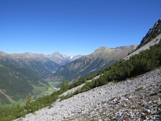 Blick über Zernez hinaus ins Unterengadin mit Piz Linard