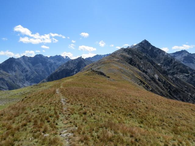 ...und erreichen bei Punkt 2578 m.ü.M. den flachen Gipfel des Murtaröl