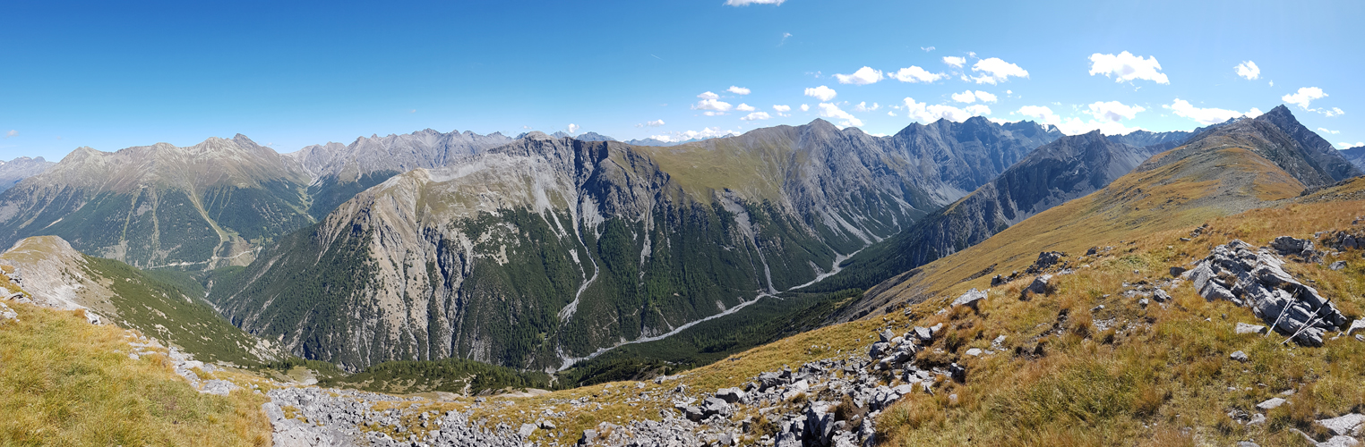 sehr schönes Breitbildfoto mit Blick ins Val Cluozza