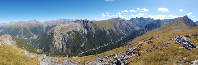 sehr schönes Breitbildfoto mit Blick ins Val Cluozza