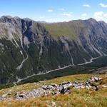 Blick ins Val Cluozza. Gut ersichtlich der Weg der von der Chamanna Cluozza hinauf zum Murter führt