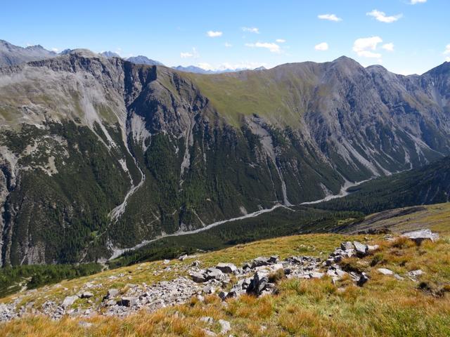 Blick ins Val Cluozza. Gut ersichtlich der Weg der von der Chamanna Cluozza hinauf zum Murter führt