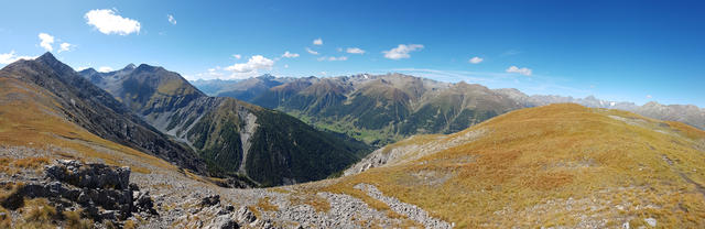 Blick ins Val Tantermozza und ins langgezogene Inntal