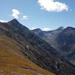 Blick zum Gipfel des Piz Quattervals (leicht versteckt) Piz Tantermozza, Piz Cotschen und Piz d'Esan