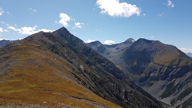 Blick zum Gipfel des Piz Quattervals (leicht versteckt) Piz Tantermozza, Piz Cotschen und Piz d'Esan