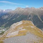 was für eine Aussichtskanzel 2407 m.ü.M. Man hat den Eindruck vorne fällt man in die Tiefe