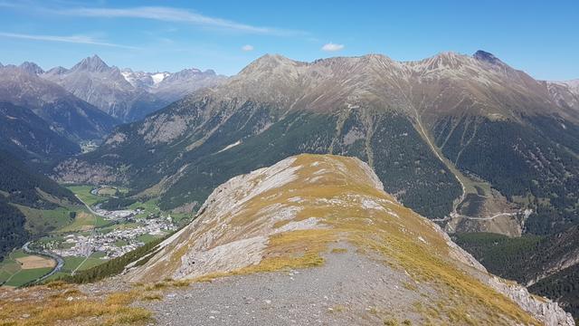 was für eine Aussichtskanzel 2407 m.ü.M. Man hat den Eindruck vorne fällt man in die Tiefe