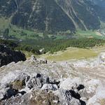 Tiefblick links von uns ins Inntal und in die Westflanke des Murtaröl wo wir am Morgen entlang gewandert sind