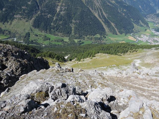 Tiefblick links von uns ins Inntal und in die Westflanke des Murtaröl wo wir am Morgen entlang gewandert sind