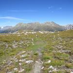 direkt vor uns Munt Baselgia und Piz Sursassa. Dahinter liegen die Macun Seen. Was war das für eine traumhafte Wanderung