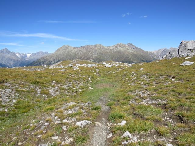 direkt vor uns Munt Baselgia und Piz Sursassa. Dahinter liegen die Macun Seen. Was war das für eine traumhafte Wanderung