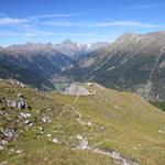 wir haben Glück. Wir fallen nicht runter. Über einen einfachen Wanderweg verlieren wir weiter an Höhe