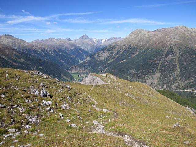 wir haben Glück. Wir fallen nicht runter. Über einen einfachen Wanderweg verlieren wir weiter an Höhe