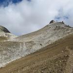 der Wanderweg führt uns aus diesem Kessel hinaus, und hinauf zum Sattel...