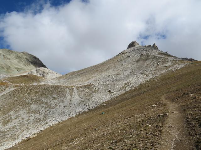 der Wanderweg führt uns aus diesem Kessel hinaus, und hinauf zum Sattel...