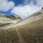 am Fuss des Piz dal Büz steigen wir über eine nun schon typische Hochgebirgslandschaft steil aufwärts