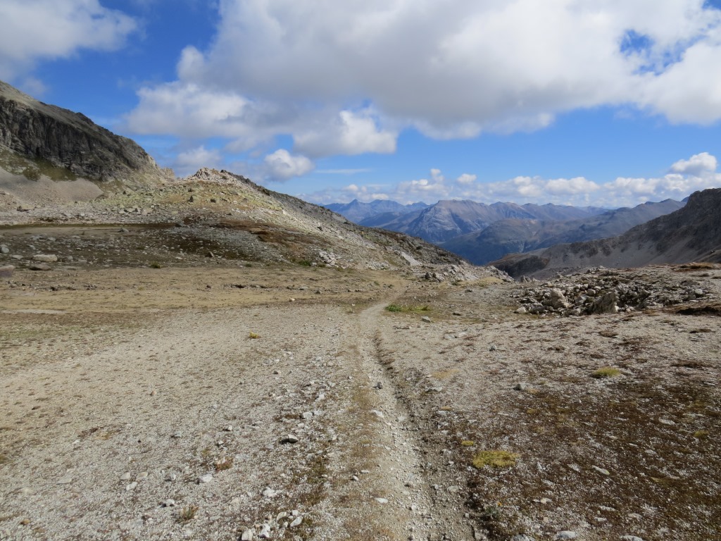 alles geradeaus wandernd erreichen wir die Weggabelung 2775 m.ü.M.