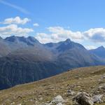 auf der anderen Talseite erkennen wir die Bergstation Muottas Muragl mit Val Champagna. Rechts Piz Languard. Traumhafte Bergtour