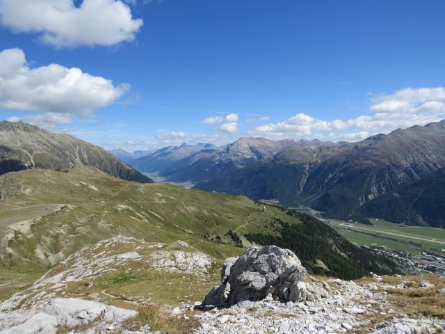 der Blick reicht über einen grossen Teil des Oberengadin und dem friedlich dahinströmenden Inn