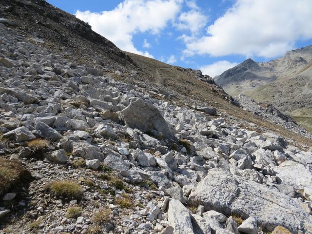 die erste Kalkstein Geröllhalde muss überquert werden