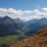 die Aussicht geht über Pontresina hinaus bis zum Berninapass. Links Muottas Muragl und Piz Languard