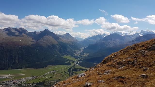 die Aussicht geht über Pontresina hinaus bis zum Berninapass. Links Muottas Muragl und Piz Languard
