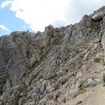 der schmale, ausgesetzte und nicht gesicherte Bergpfad ist weiterhin gut ersichtlich