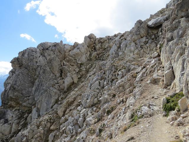 der schmale, ausgesetzte und nicht gesicherte Bergpfad ist weiterhin gut ersichtlich