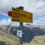 Wegweiser auf dem Piz Padella. Padella bedeutet zwar Pfanne. Der Berg trägt den Namen eines Bürgers Samedans